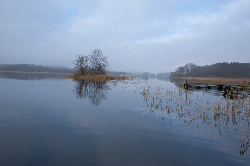 湖边清静的清晨反射天空地平线环境季节薄雾阴霾时间海岸蓝色图片