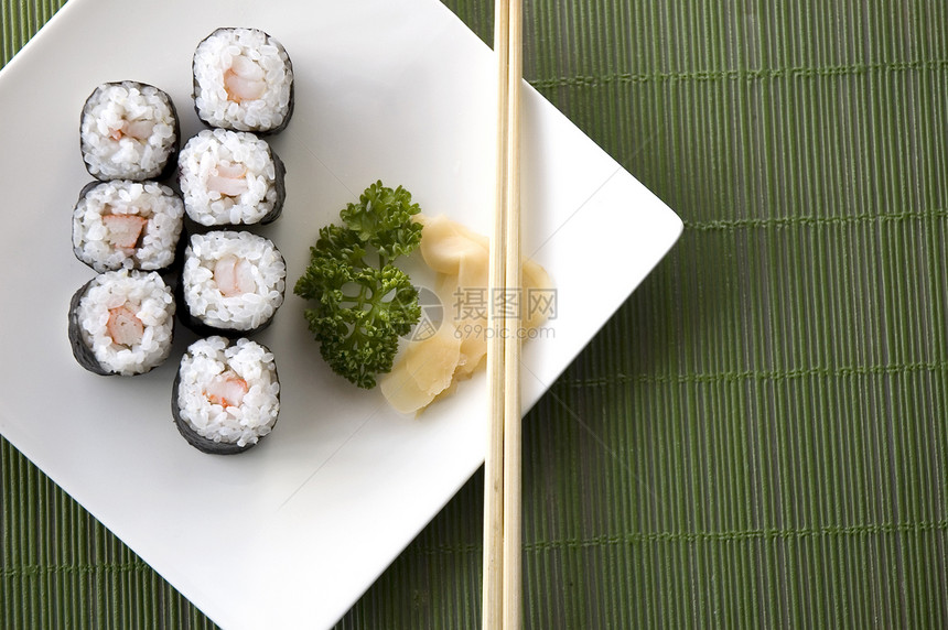 绿背景的寿司套餐图片