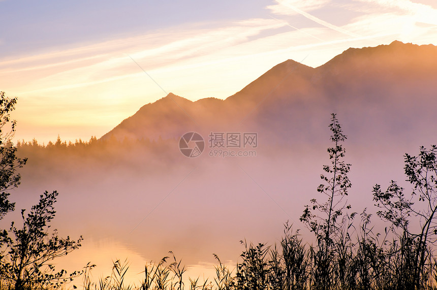 高山湖日出图片