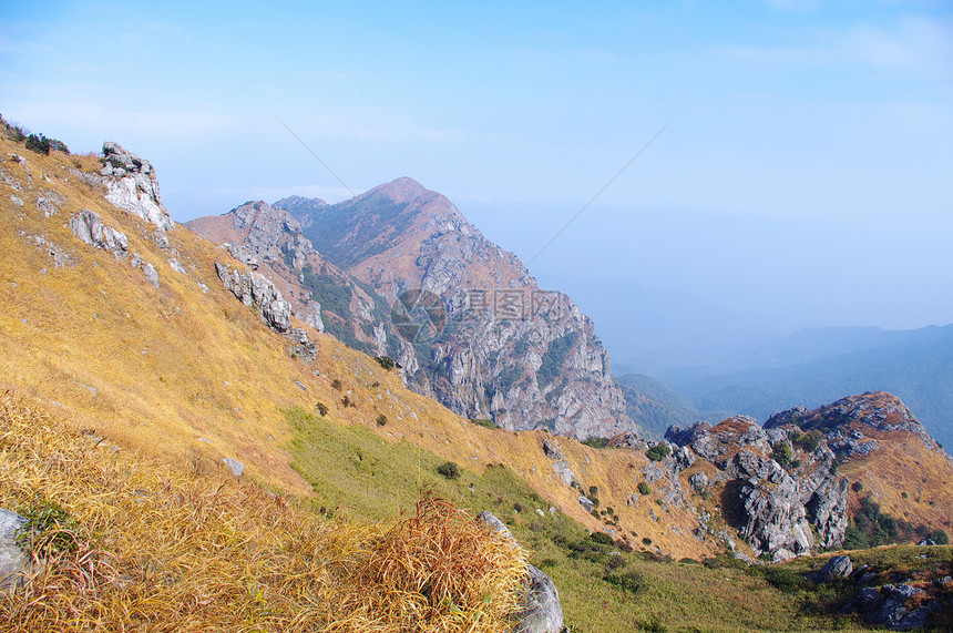 中国南部的山丘之岩实实在在森林亚热带昆虫草地湖泊爬行动物树木山脉岛屿菊花图片