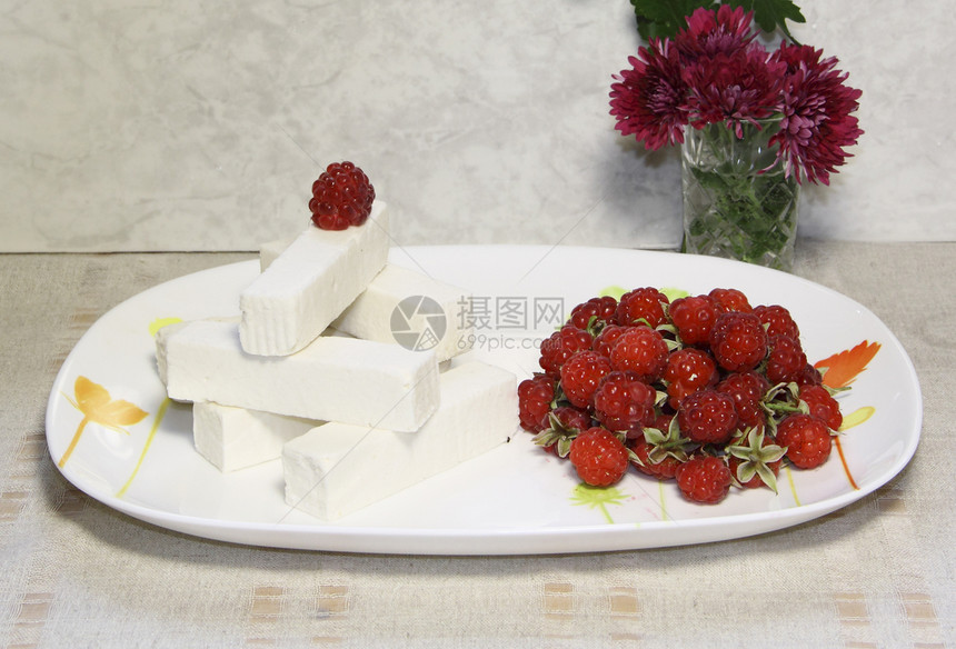 甜甜的白水果糖果和盘子上的草莓红色灰色花束制品白色陶瓷覆盆子浆果绿色图片