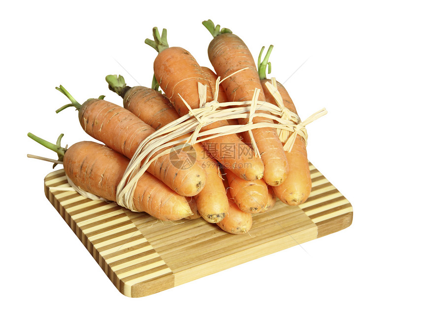 白色背景的竹板上的新鲜胡萝卜蔬菜竹子木板橙子稻草图片