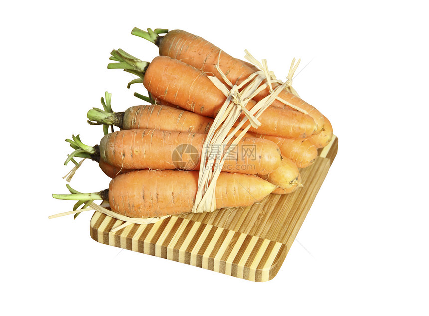 白色背景的竹板上的新鲜胡萝卜稻草竹子蔬菜橙子木板图片