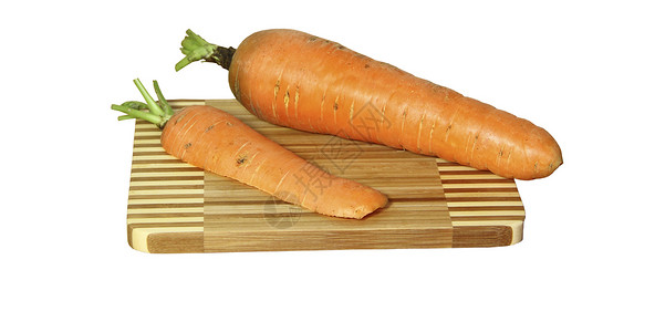 白色背景的竹板上的新鲜胡萝卜木板竹子橙子蔬菜背景图片