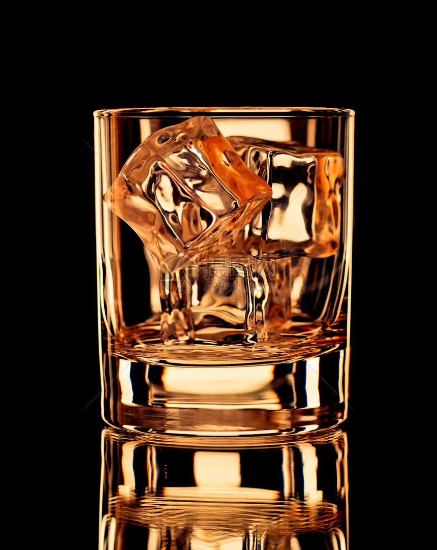 威士忌玻璃不倒翁黑色金子反射岩石冰块调子黄色图片