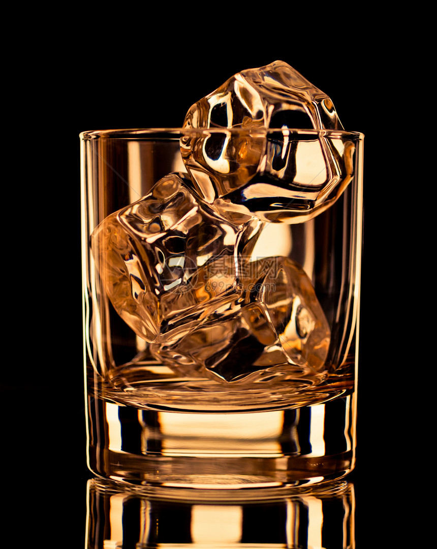 威士忌玻璃岩石不倒翁冰块反射黑色黄色金子调子图片