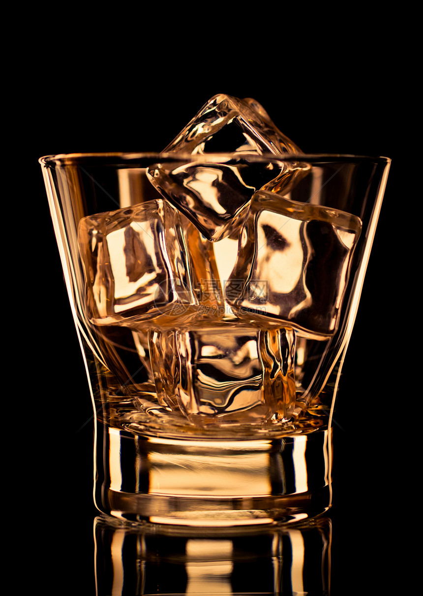 威士忌玻璃黑色不倒翁岩石调子黄色金子反射冰块图片