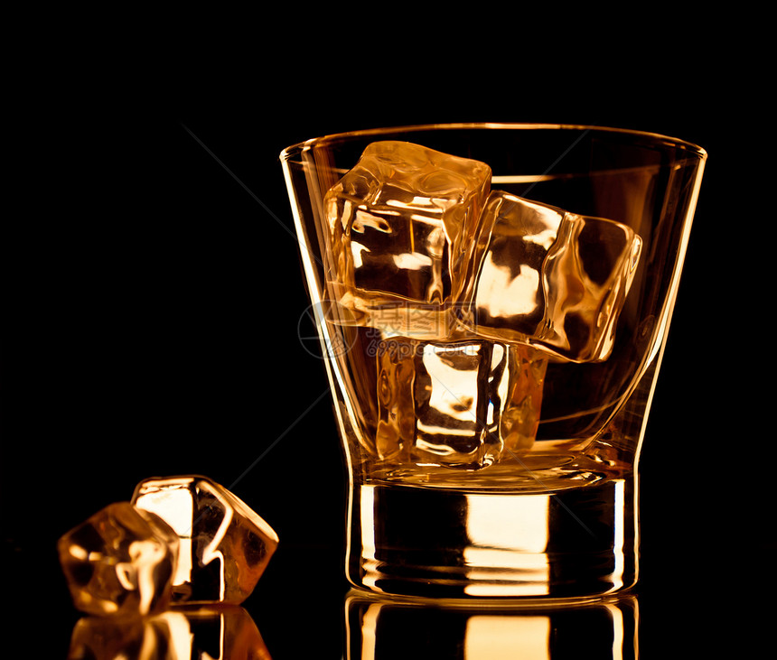 威士忌玻璃冰块黄色岩石调子反射黑色金子不倒翁图片