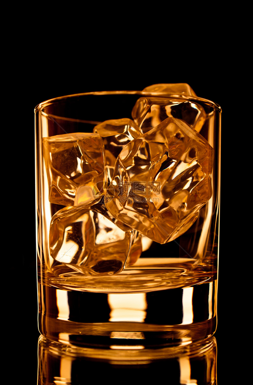 威士忌玻璃岩石调子金子冰块黑色不倒翁黄色反射图片