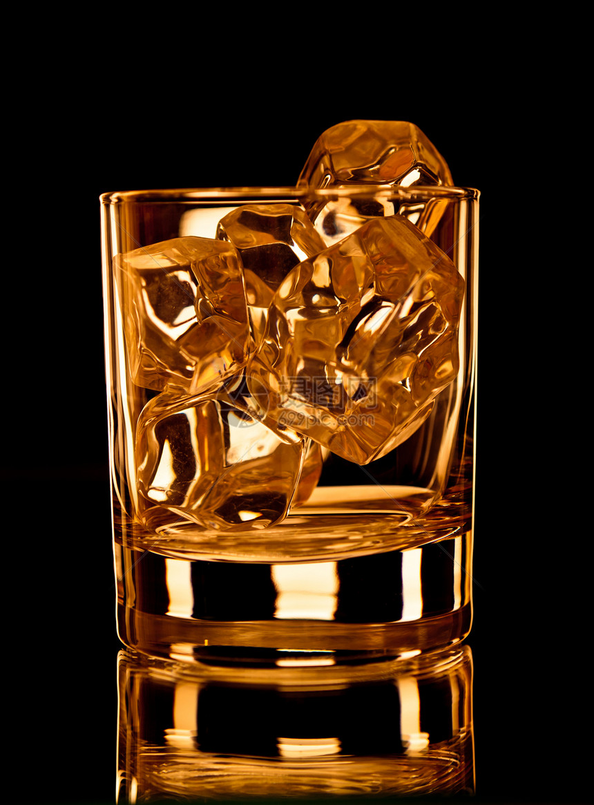 威士忌玻璃反射金子黑色冰块岩石不倒翁黄色调子图片