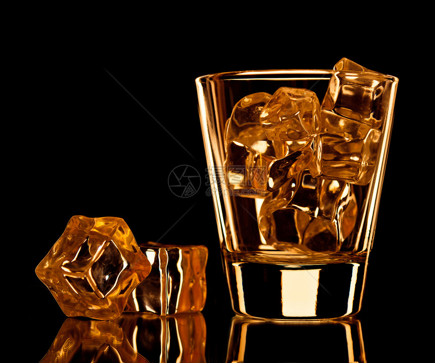 威士忌玻璃冰块黑色不倒翁反射岩石调子黄色金子图片