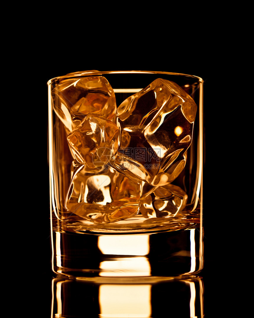 威士忌玻璃冰块岩石不倒翁反射黑色调子黄色金子图片