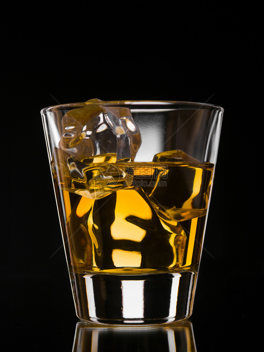 黑色威士忌冰块玻璃反射岩石不倒翁黄色图片