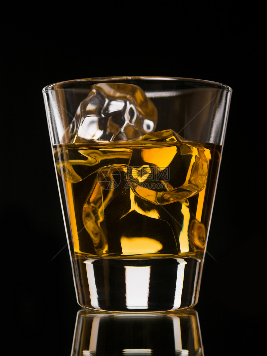 黑色威士忌玻璃岩石黄色不倒翁冰块反射图片