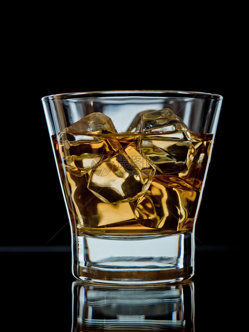 黑色威士忌岩石不倒翁冰块反射玻璃黄色图片