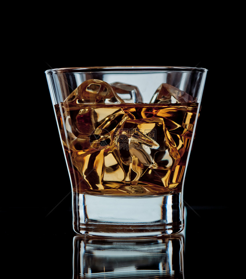 黑色威士忌玻璃反射岩石不倒翁冰块黄色图片