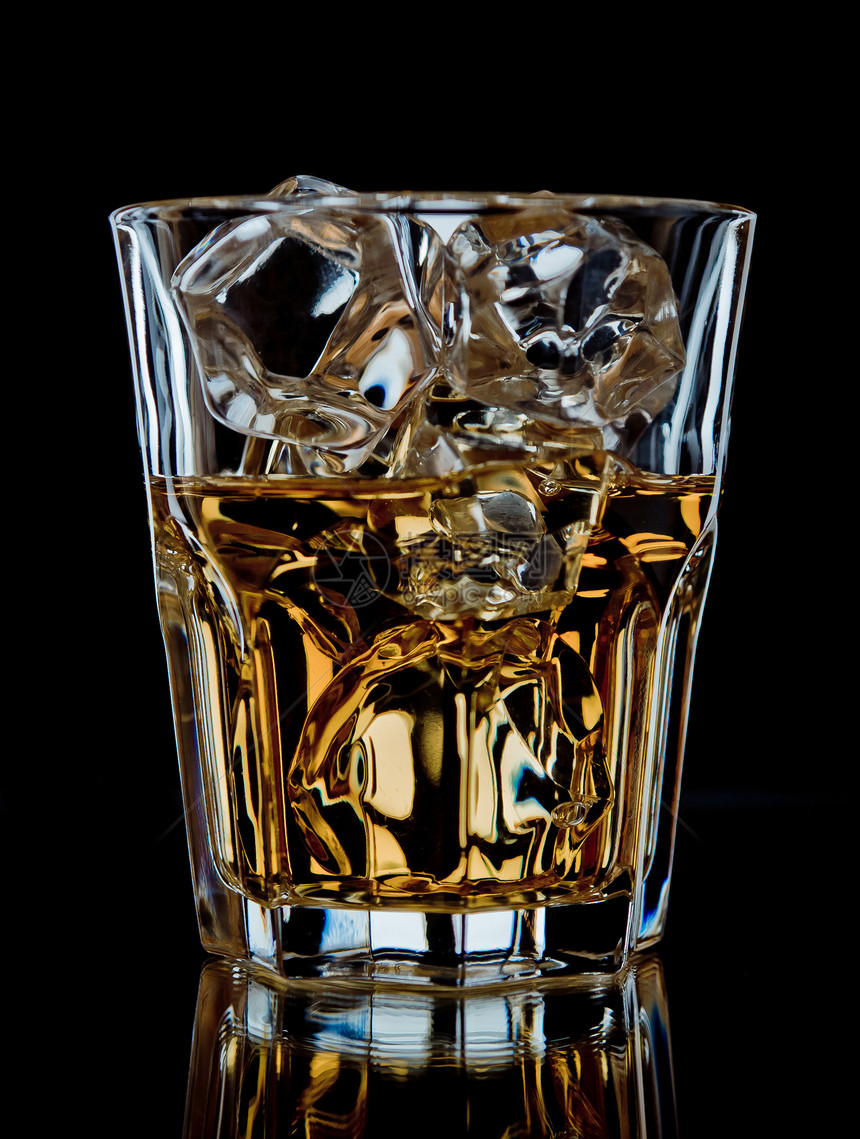 黑色威士忌玻璃不倒翁冰块黄色岩石反射图片