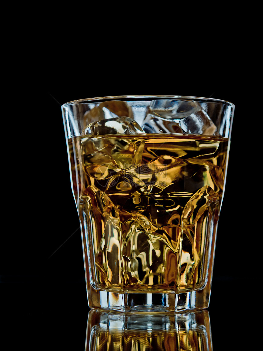 黑色威士忌冰块反射不倒翁玻璃岩石黄色图片