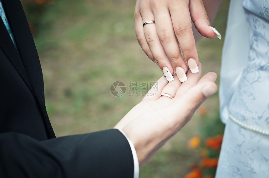 夫妻亲手牵手结婚男人女性新娘亲热戒指男性裙子美甲手指浪漫图片