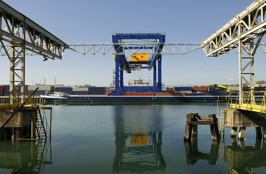 港口后勤运输卸载工作船舶过境货物码头加载图片