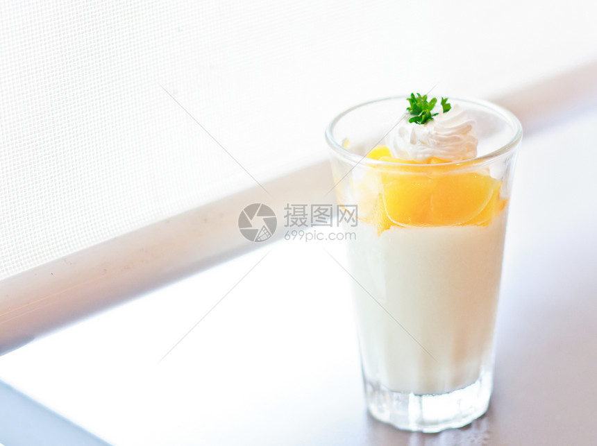 茶桌上的橘子椰子桌子香草甜点早餐小吃薄荷玻璃杯子烹饪橙子图片