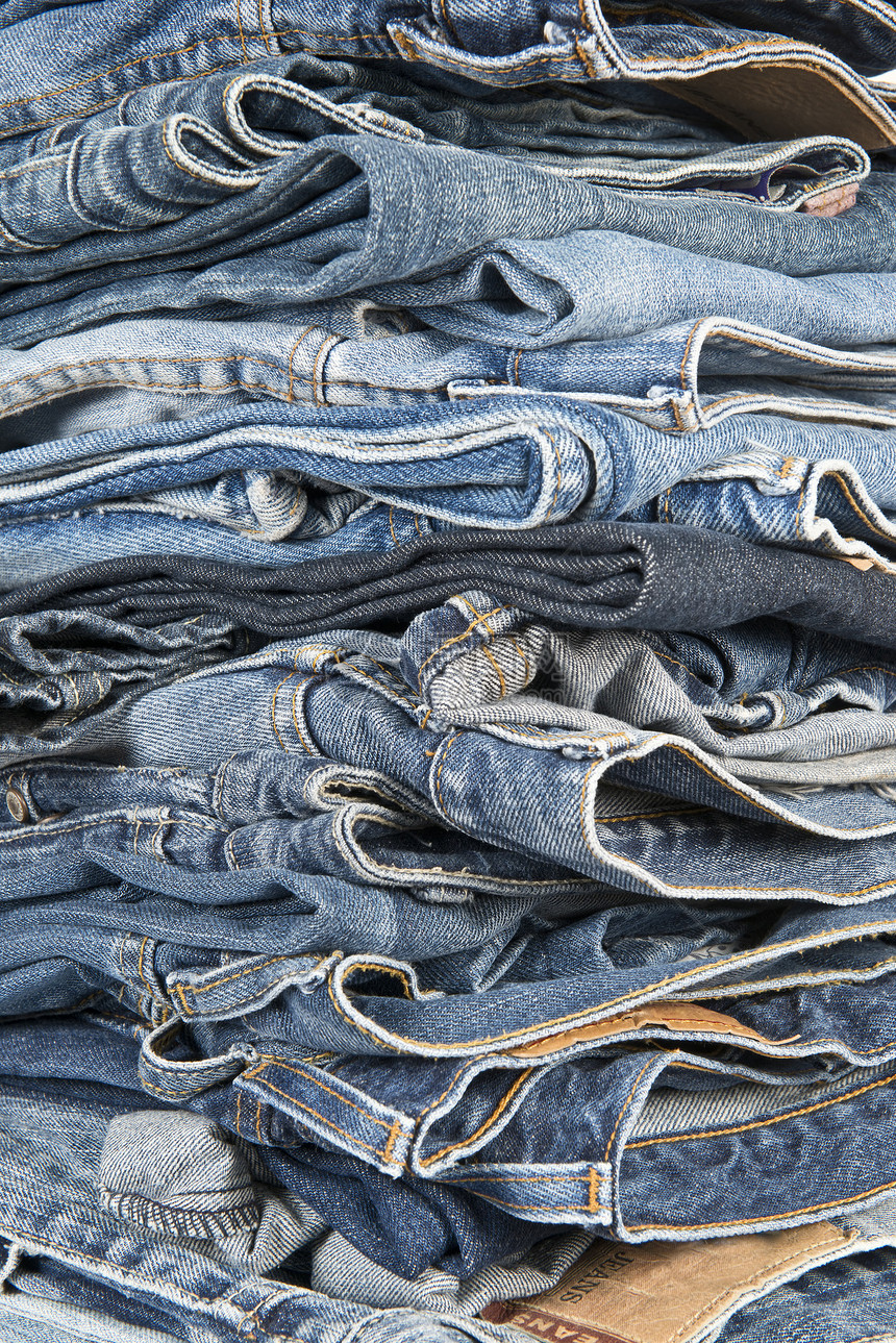各种旧旧蓝色牛仔裤的堆叠销售衣服青少年接缝服饰织物口袋购物铆钉团体图片