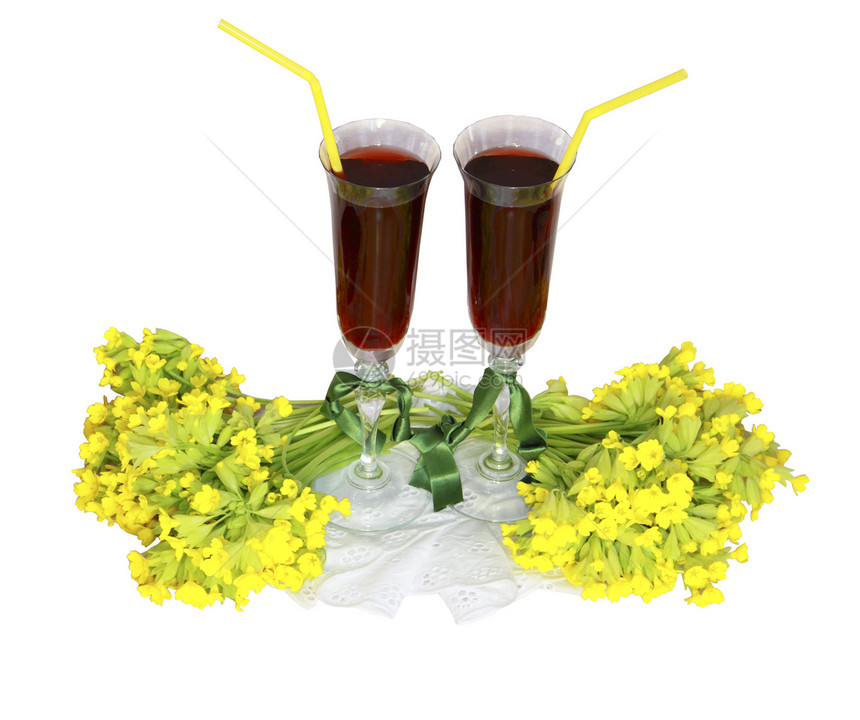 两杯玻璃杯 配有鸡尾酒的葡萄酒管和花束黄田花红色餐巾绿色酒管酒杯织物黄色鸡尾场地磁带图片