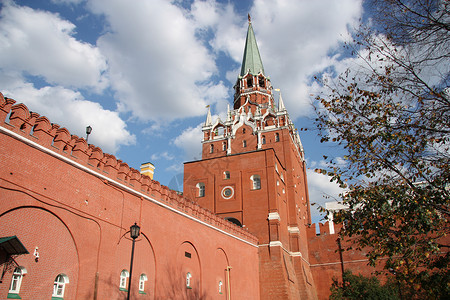 莫斯科克里姆林宫墙和Troitskaya塔背景图片
