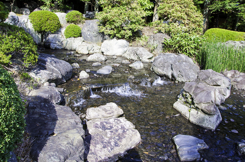 以亚洲风格的花园池塘叶子岩石园艺假山智慧花朵森林场景瀑布文化图片