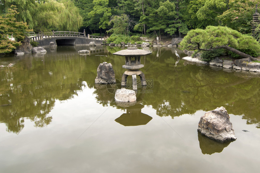 日本池塘绿色花园乡村反射灯笼石头植物巨石文化传统图片