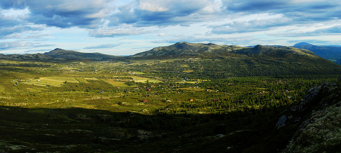 霍弗林根登山游客岩石蓝色绿色旅行旅游天空棕色全景高清图片