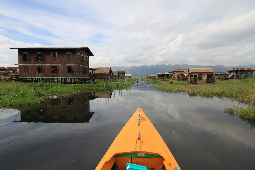 缅甸内尔湖的房屋堆房季风热带传统入口旅游蓝色杂草淡水竹子图片