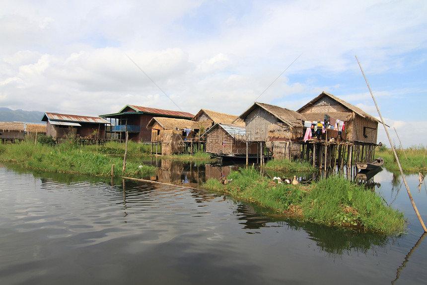 缅甸内尔湖的房屋蓝色杂草反射淡水技术传统漂浮堆房村庄旅游图片