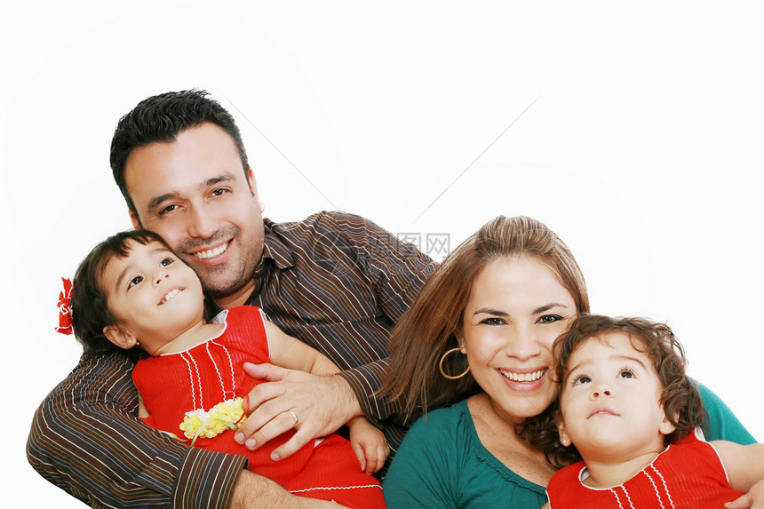 看着幸福和微笑的家庭肖像图片