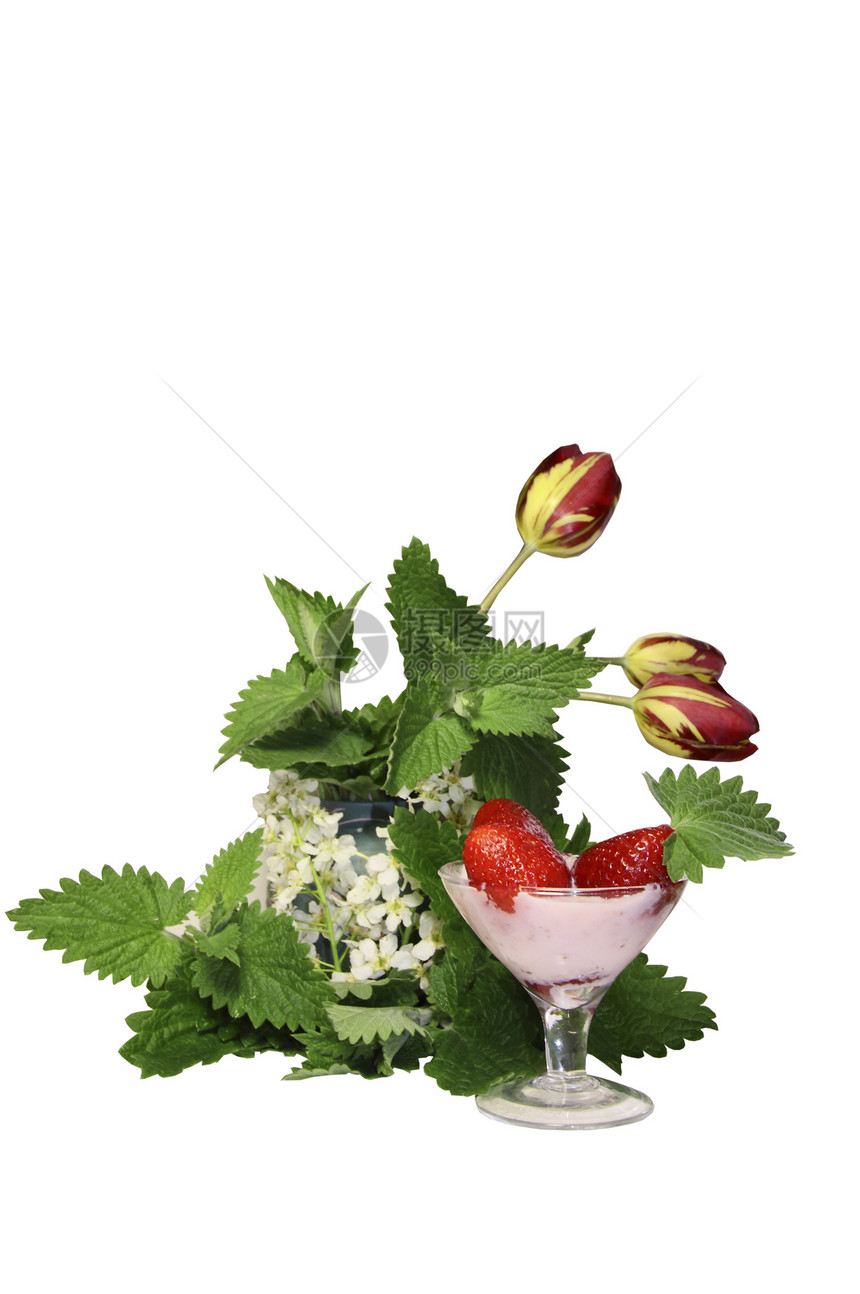 玻璃花瓶中的草莓 郁金香和白色背景的绿叶图片