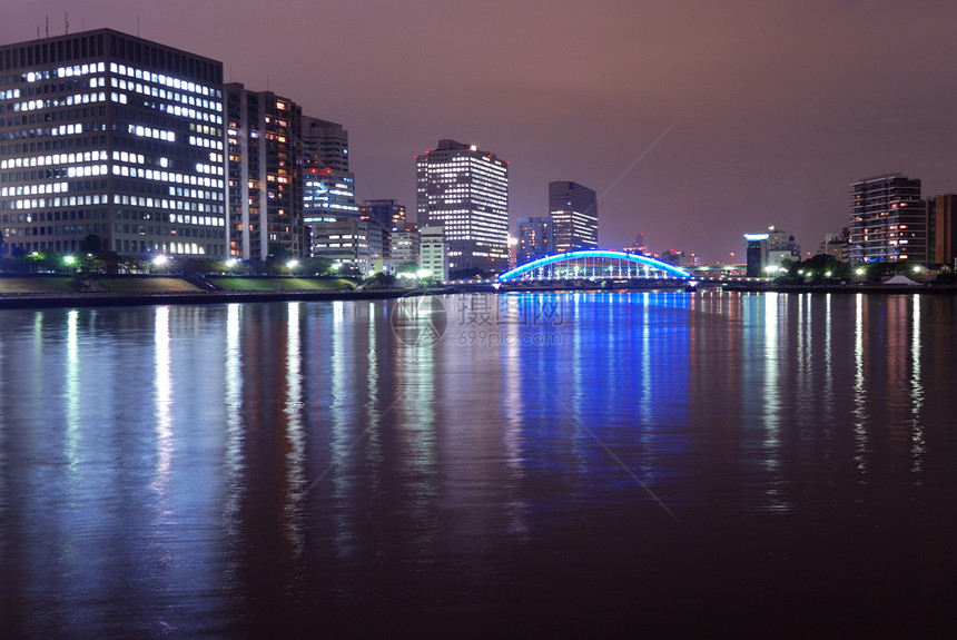 夜间城市天际蓝色窗户金属摩天大楼反射建筑学墨田图片