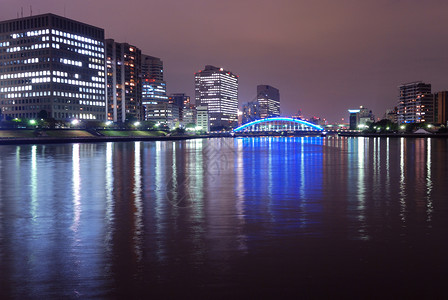 永泰夜间城市天际蓝色窗户金属摩天大楼反射建筑学墨田背景