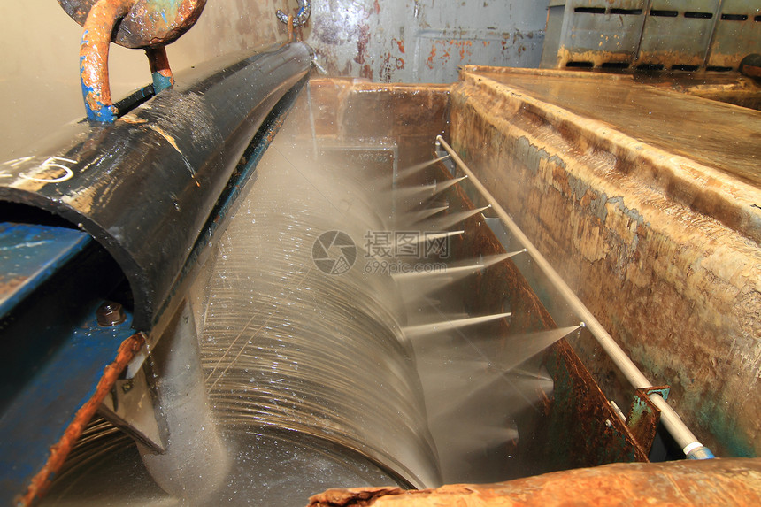 大量钢铁岩浆被移动工厂喷口蒸汽机器起重机工业喷出图片