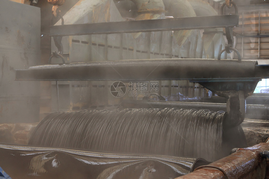 大量钢铁岩浆被移动喷口蒸汽机器喷出起重机工业工厂图片