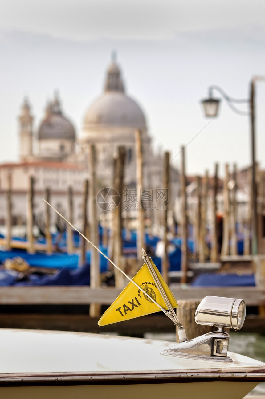 在威尼斯的乘船出租车图片