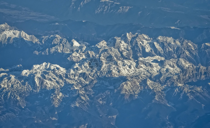 阿尔卑斯山山脉天气飞机岩石空气蓝色高度假期顶峰旅行天空图片