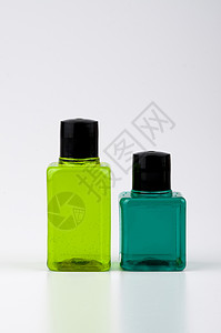 两个绿色洗发水和瓶子背景图片