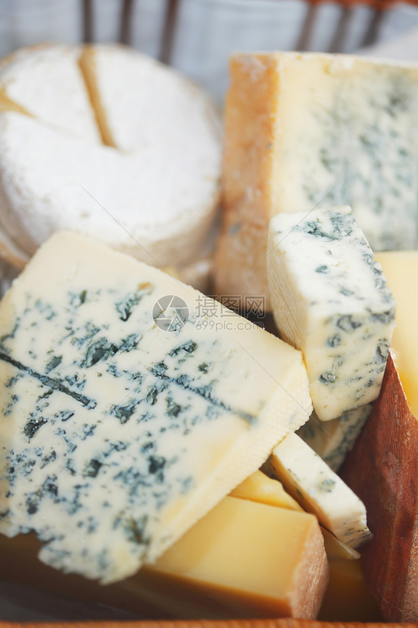 不同种类的奶酪组成成分蓝色奢华美味作品木板熟食食物团体自助餐羊乳图片