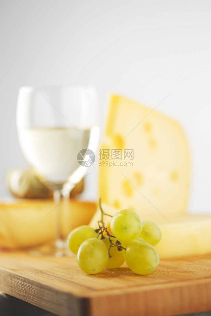 和木桌上的奶酪和葡萄酒藤蔓小吃奶制品牛奶桌子午餐餐饮食物用餐珠子图片
