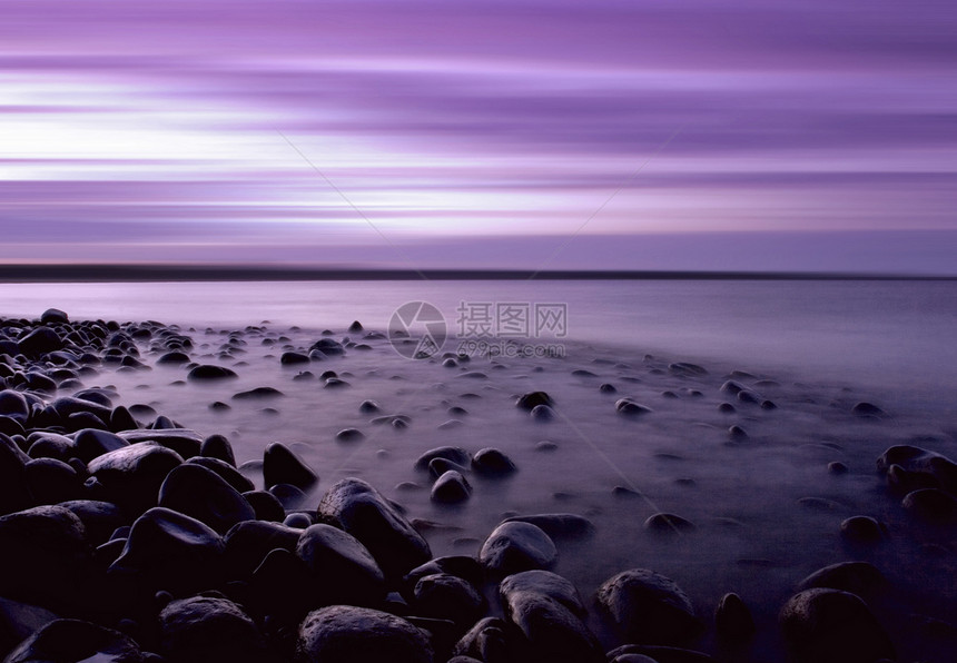 紫宝石湾多云石头海洋海岸紫色支撑海滩卵石天空地平线图片