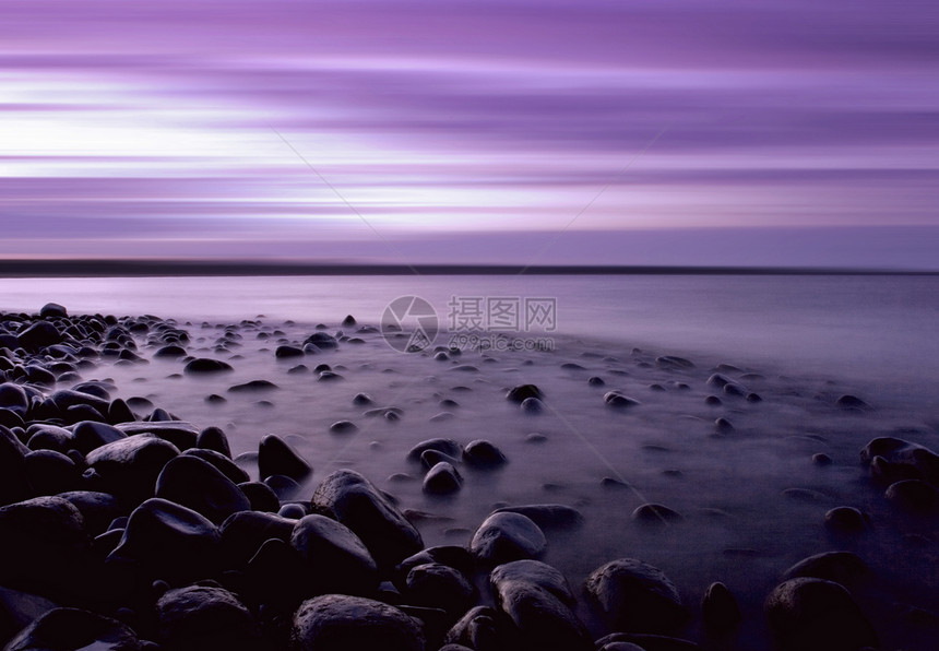 紫宝石湾天空卵石海洋紫色海滩石头海岸多云支撑地平线图片