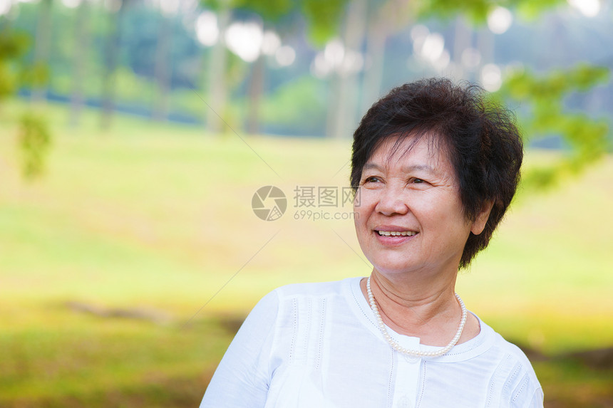 亚裔高级女性花园保健喜悦长老福利老化退休卫生公园祖母图片