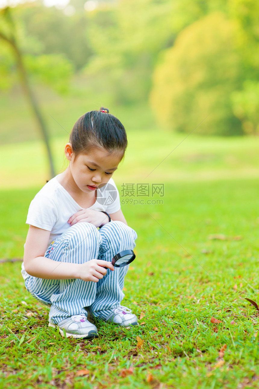 发现中女孩青年童年教育环境孩子科学家放大镜草地好奇心图片