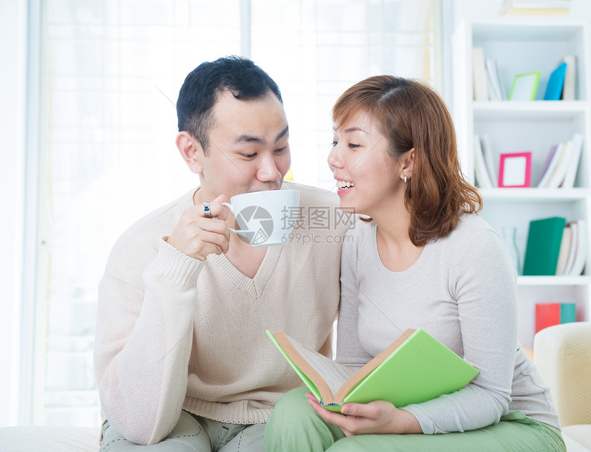 亚洲情侣夫妻情人妻子微笑房子咖啡男性女性生活女孩图片