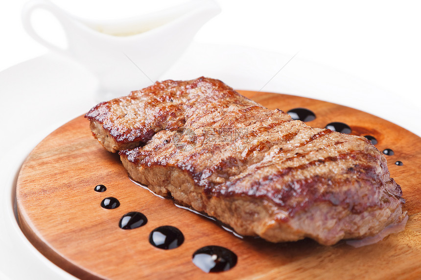 木板上一块烧烤肉柠檬食物服务商用具厨房肋骨雕刻牛扒牛肉盘子图片